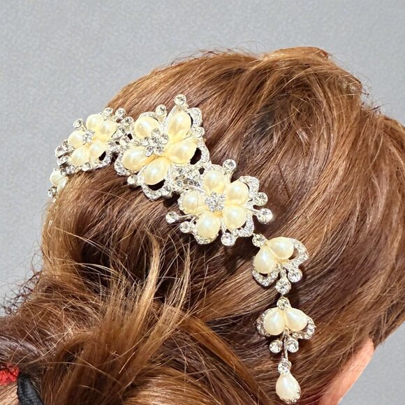 Bridal Hair Comb With Faux Pearls & Rhinestones Floral Design - Picture 6 of 9